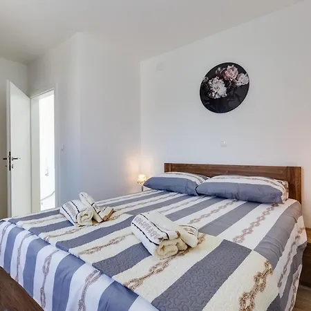 Villa Beachfront Three Bedroom With Hot Tub - Sgb3 Privlaka (Zadar)