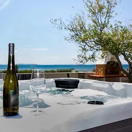Beachfront Three Bedroom With Hot Tub - Sgb3 * Privlaka (Zadar)