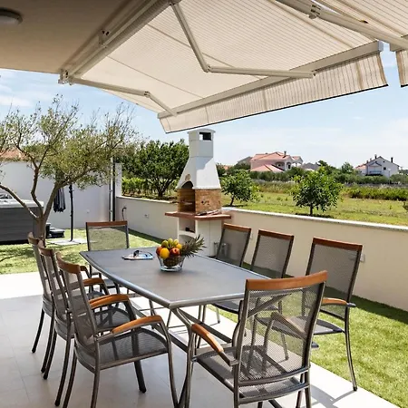 Beachfront Three Bedroom With Hot Tub - Sgb3 Villa