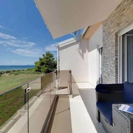 Villa Beachfront Three Bedroom With Hot Tub - Sgb3 *