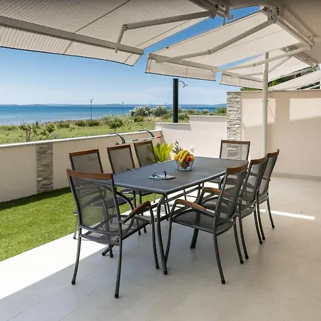 Beachfront Three Bedroom With Hot Tub - Sgb3 Villa