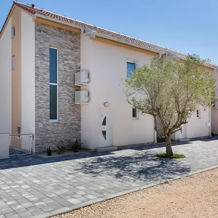 Beachfront Three Bedroom With Hot Tub - Sgb3 Villa