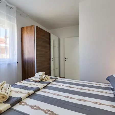 Villa Beachfront Three Bedroom With Hot Tub - Sgb3 *