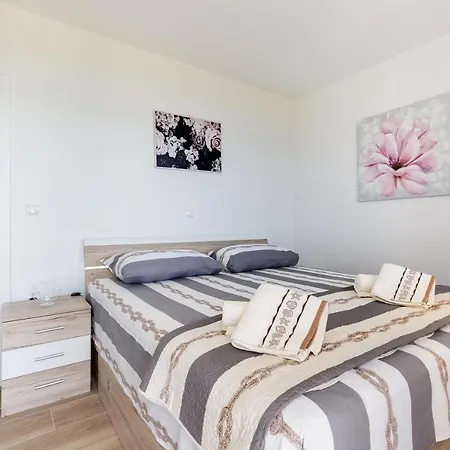Beachfront Three Bedroom With Hot Tub - Sgb3