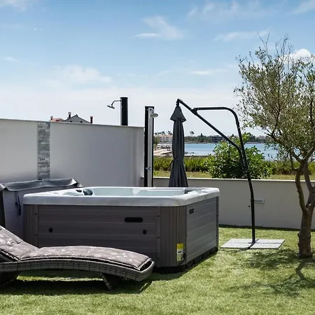 Villa Beachfront Three Bedroom With Hot Tub - Sgb3 *