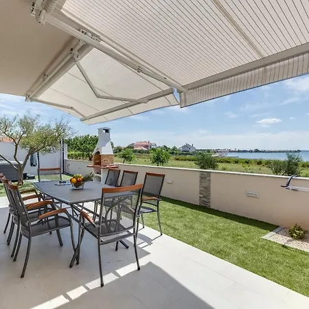 Beachfront Three Bedroom With Hot Tub - Sgb3 Villa Privlaka