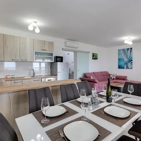Villa Beachfront Three Bedroom With Hot Tub - Sgb3