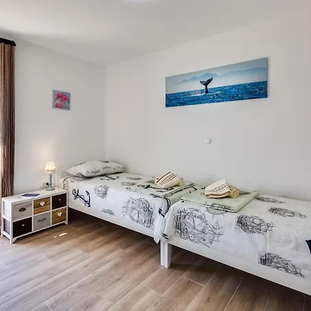 Beachfront Three Bedroom With Hot Tub - Sgb3 *