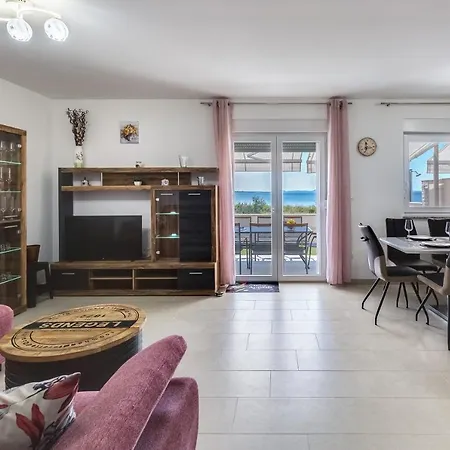 Beachfront Three Bedroom With Hot Tub - Sgb3 Villa Privlaka